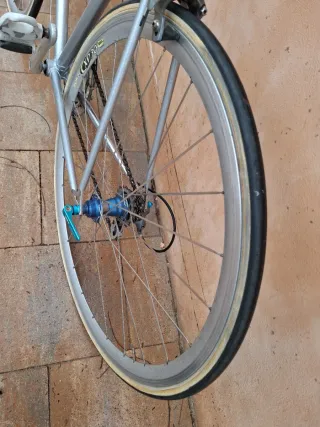 Bicicleta de carretera plateada