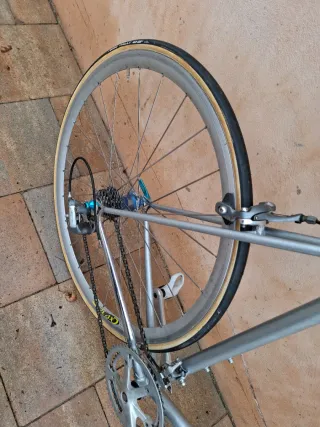 Bicicleta de carretera plateada