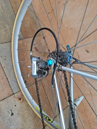 Bicicleta de carretera plateada