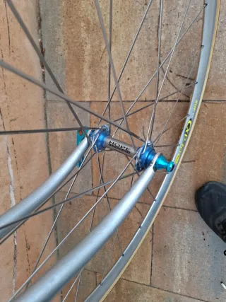 Bicicleta de carretera plateada