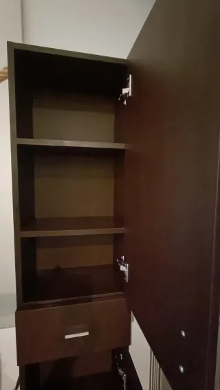 Mueble de baño alto madera tiradores cromados
