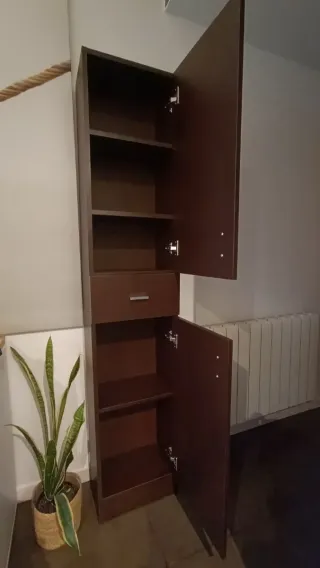 Mueble de baño alto madera tiradores cromados