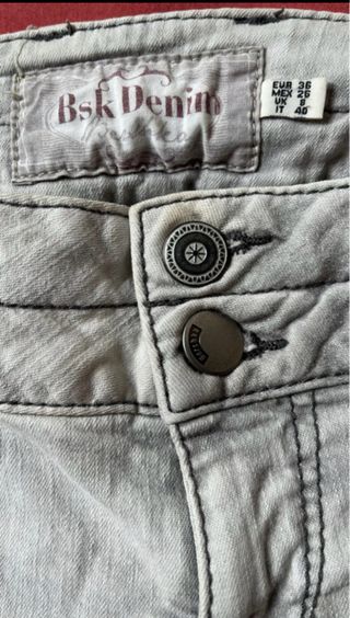 Pantalones vaqueros grises con tachuelas