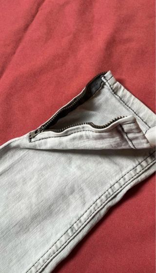 Pantalones vaqueros grises con tachuelas