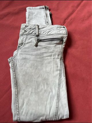 Pantalones vaqueros grises con tachuelas