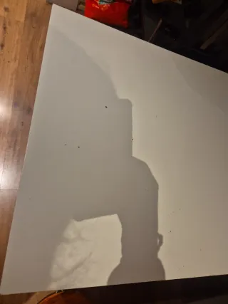 Escritorio blanco con cajones