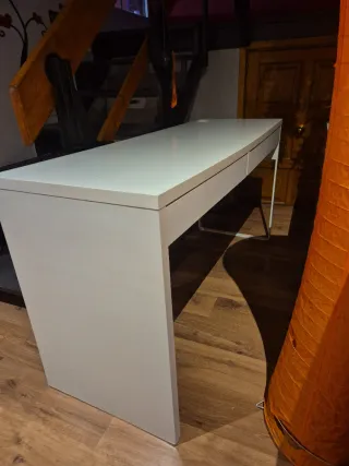 Escritorio blanco con cajones