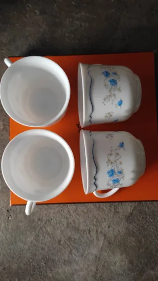 Juego 4 tazas porcelana flores azules