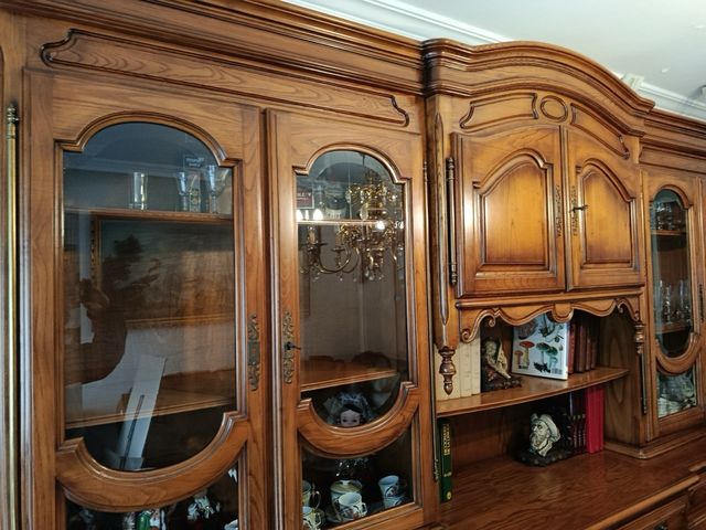 Mueble de madera maciza con vitrinas