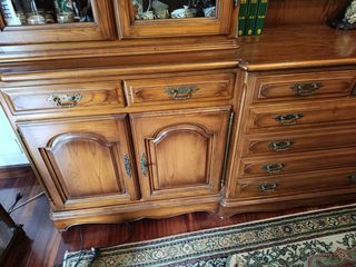 Mobile in legno massello con vetrine