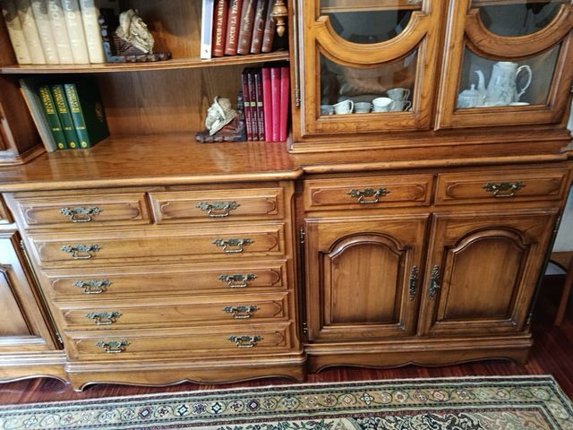 Mueble de madera maciza con vitrinas