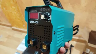 Soldadora portátil INVERTER MMA-250A digital NUEVA