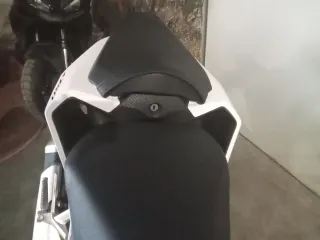 Honda Hornet 750 Blanca