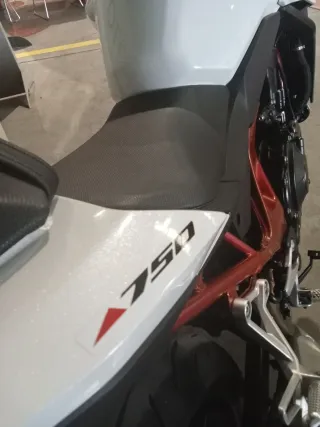 Honda Hornet 750 Blanca