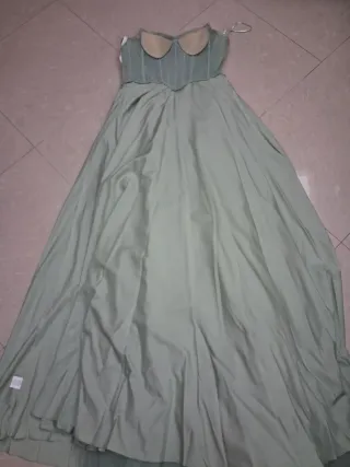 Abito verde con balze