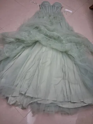 Abito verde con balze