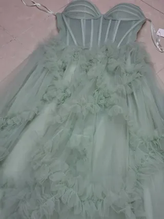 Abito verde con balze