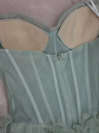 Abito verde con balze