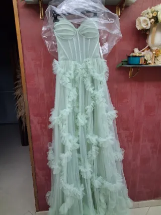 Abito verde con balze