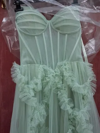 Abito verde con balze