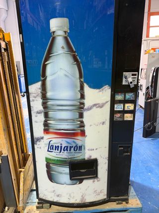 Máquina expendedora de agua y refrescos