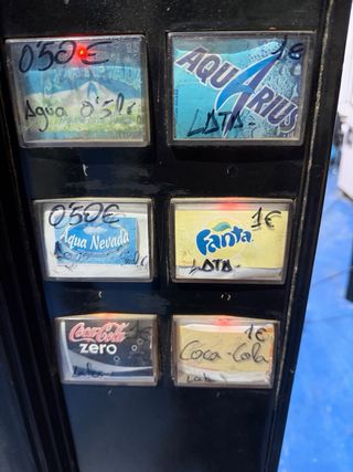 Máquina expendedora de agua y refrescos