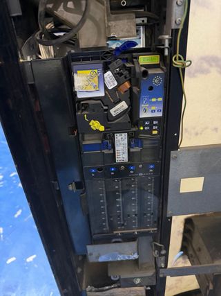 Máquina expendedora de agua y refrescos