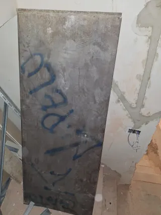 Puerta antiokupa metálica