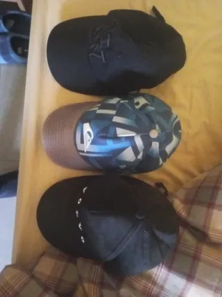 Lote 3 Gorras Quiksilver y Volvo