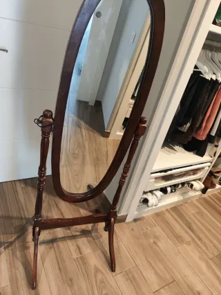 Espejo de pie ovalado de madera