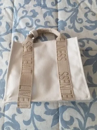 Bolso de tela beige y blanco