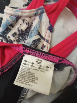 Bañador Arena niña estampado grafiti