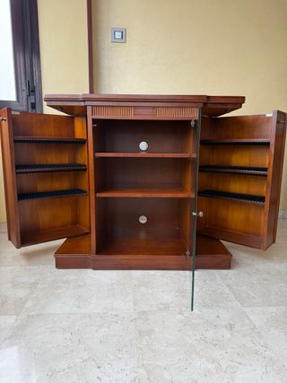 Mueble clásico TV madera y cristal