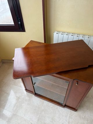 Mueble clásico TV madera y cristal