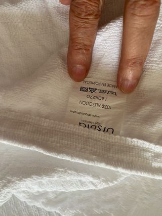 Colcha blanca con diseño texturizado