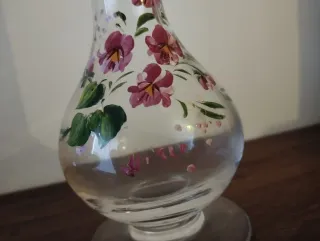 Vasetto in vetro decorato con fiori