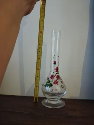 Vasetto in vetro decorato con fiori