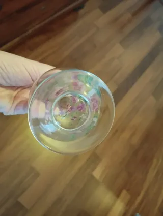 Vasetto in vetro decorato con fiori