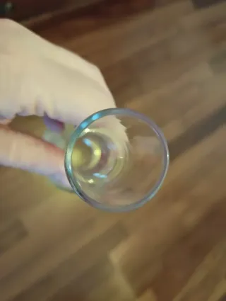 Vasetto in vetro decorato con fiori