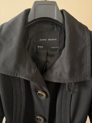 Chaqueta Zara Negra tipo trench o gabardina