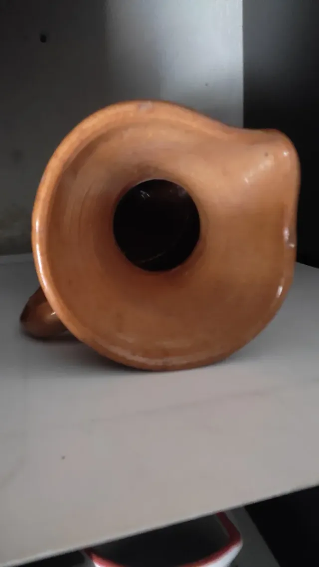 Jarra de cerámica con flor