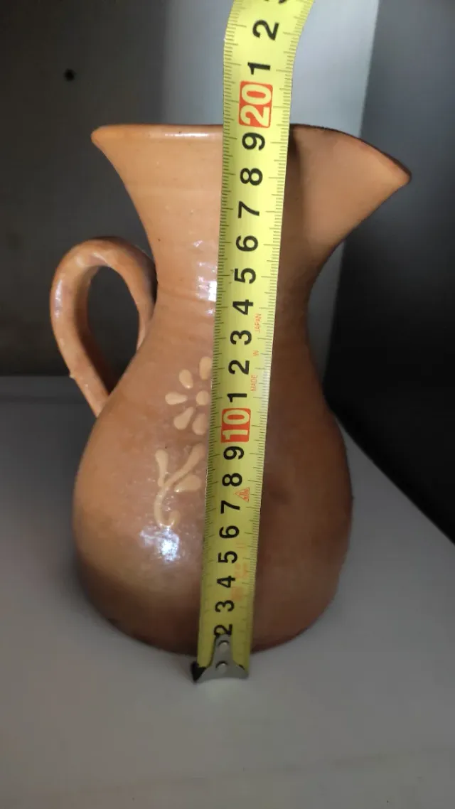 Jarra de cerámica con flor