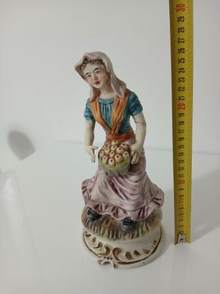 Statuina Capodimonte Donna Contadina Cesto Frutta