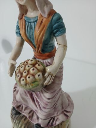 Statuina Capodimonte Donna Contadina Cesto Frutta