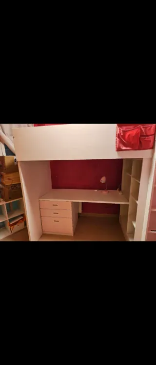 Cama juvenil con escritorio y estanterías