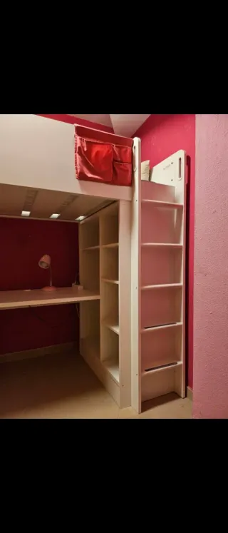 Cama juvenil con escritorio y estanterías