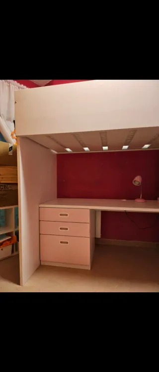 Cama juvenil con escritorio y estanterías