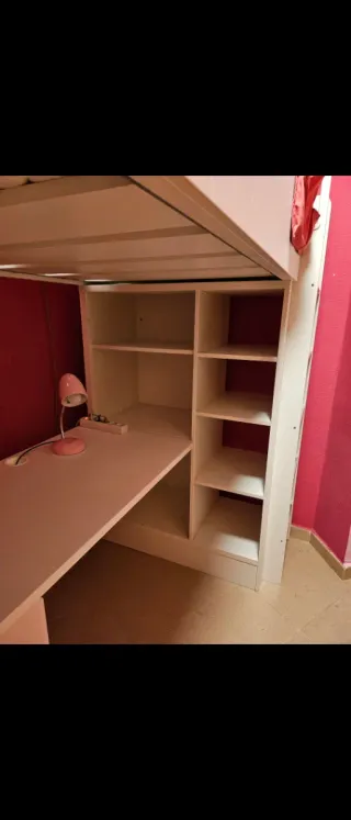 Cama juvenil con escritorio y estanterías