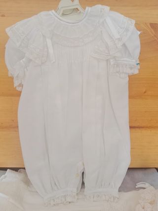 Pelele de bebé blanco con volantes y encaje