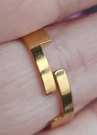 Anillo dorado con diseño de flor de la vida
